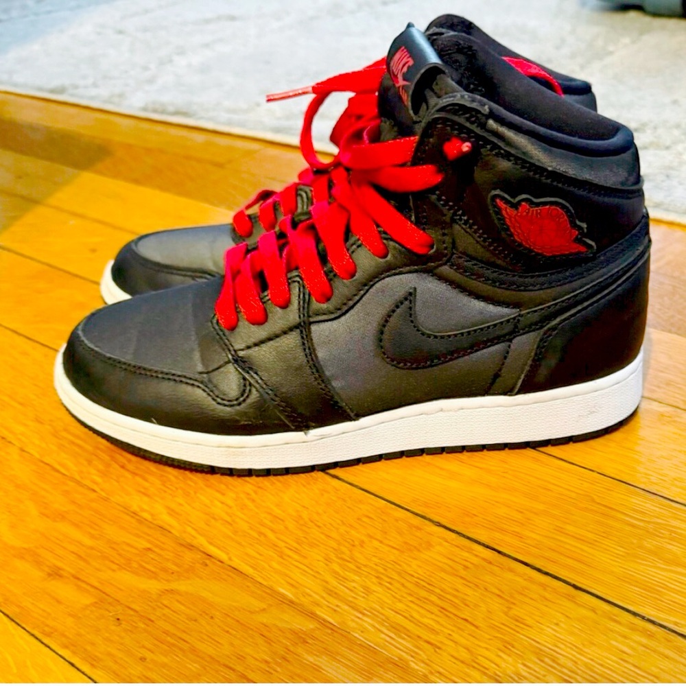 Big Kid Jordan 1s Lightly Worn
